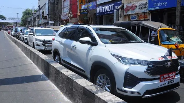 ట్రాఫిక్‌లో చిక్కుకున్న ఎస్పీ, కలెక్టర్‌