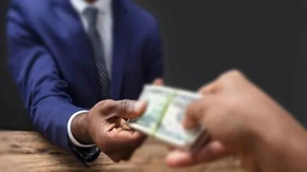 Corruption: లంచం తీసుకుంటూ ఏసీబీకి చిక్కిన ఇద్దరు ప్రభుత్వోద్యోగులు