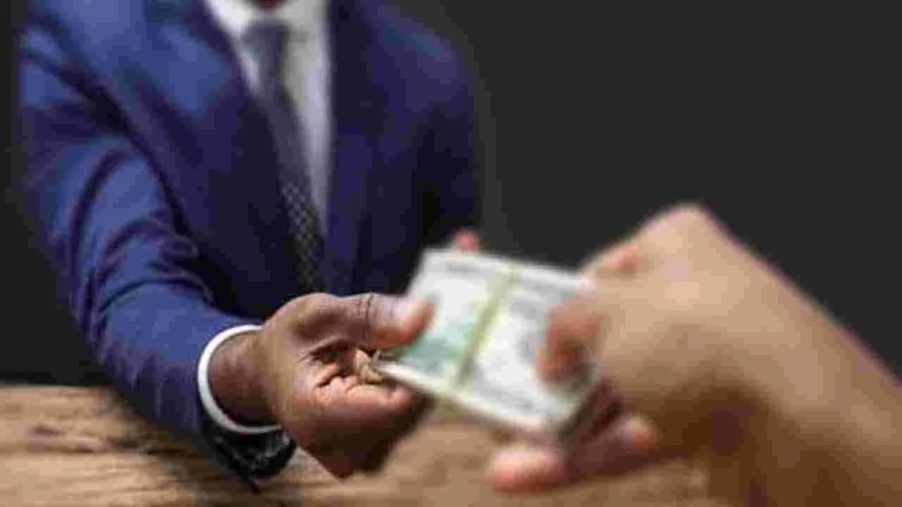 Corruption: లంచం తీసుకుంటూ ఏసీబీకి చిక్కిన ఇద్దరు ప్రభుత్వోద్యోగులు