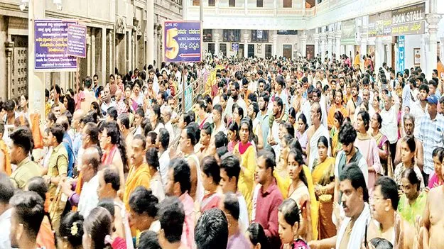 మంత్రాలయంలో భక్తుల సందడి 