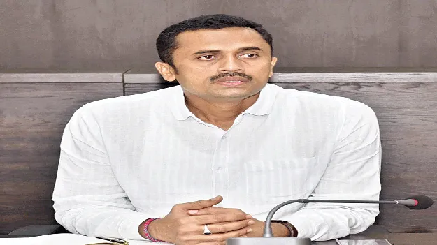  నిర్మాణాల్లో  పురోగతి ఉండాలి