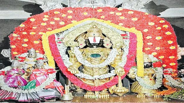 వెంకన్న ఆలయానికి పోటెత్తిన భక్తజనం