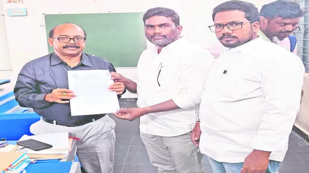TEACHERS: ఇనసర్వీస్‌ టీచర్లకు బదిలీల్లో అవకాశమివ్వాలి