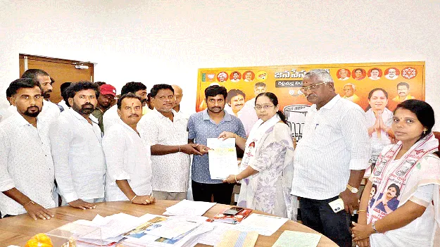  అర్హులను ఆదుకుంటాం: ఎమ్మెల్యే