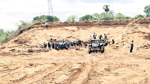 ఇసుక దందాకు అడ్డేలేదు