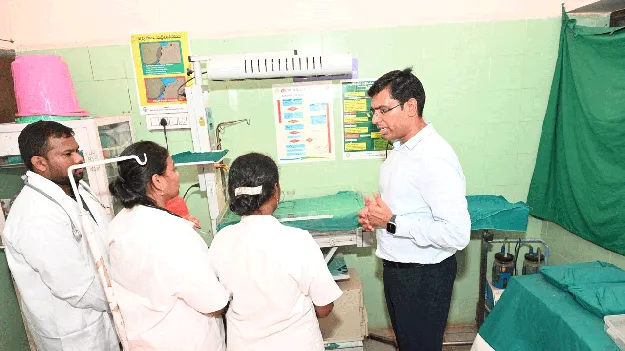 లక్షల్లో జీతాలు తీసుకొంటున్నారు  పేదలకు సరైన వైద్యం అందించలేరా?