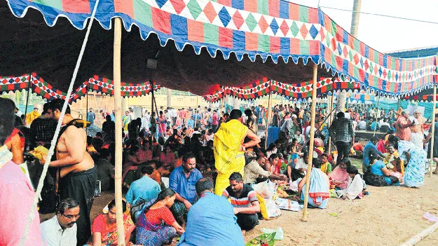 కిక్కిరిసిన మందపల్లి ఆలయం