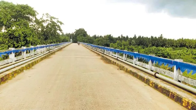 వారధికి పొంచి ఉన్న ప్రమాదం