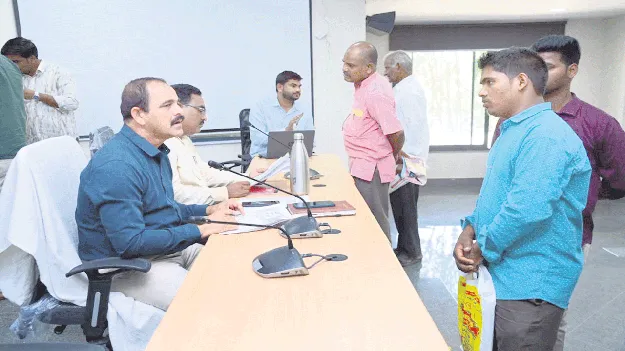 కలెక్టరేట్‌ ప్రజావాణికి 35 ఫిర్యాదులు