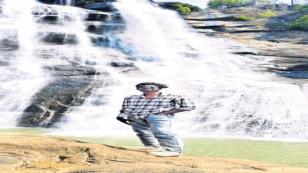 జలపాతంలో ఇంజనీరింగ్‌ విద్యార్థి గల్లంతు