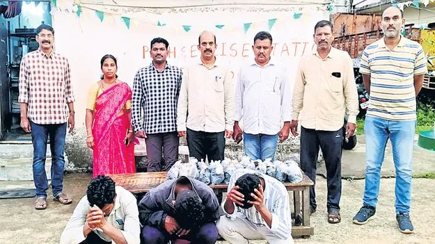 23 కిలోల లిక్విడ్‌ గంజాయి స్వాధీనం 