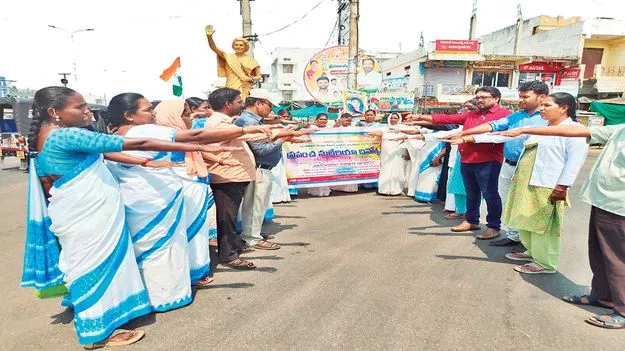 పరిసరాలను పరిశుభ్రంగా ఉంచుకోవాలి