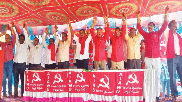 సాగు భూములకు పట్టాలు ఇవ్వాలి