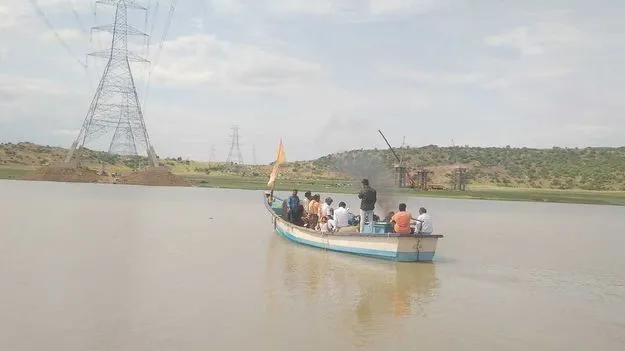 ప్రమాదకరంగా బోటు ప్రయాణం