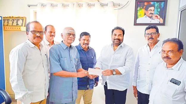 Lucky Draw: ‘ఆంధ్రజ్యోతి లక్కీ డ్రా‘ కారు విజేతకు చెక్కు అందజేత