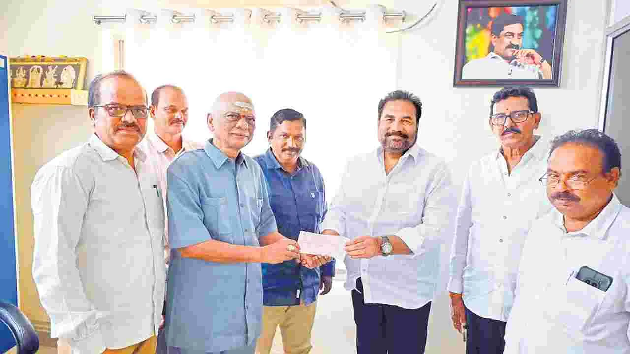 Lucky Draw: ‘ఆంధ్రజ్యోతి లక్కీ డ్రా‘ కారు విజేతకు చెక్కు అందజేత