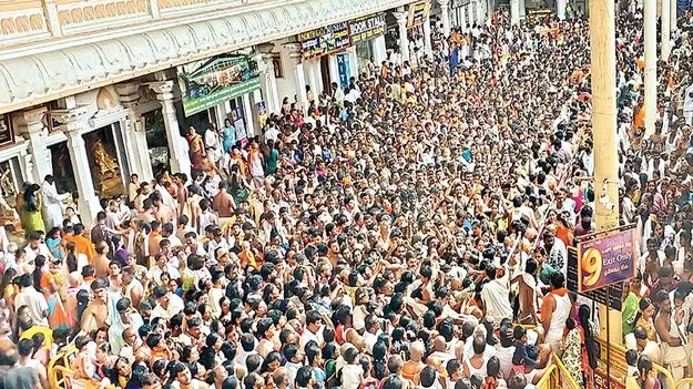 మంత్రాలయానికి పోటెత్తిన భక్తులు