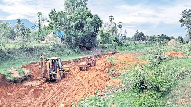 రంగబోలుగెడ్డలో   అక్రమ తవ్వకాలు