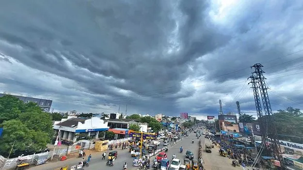 కమ్మేసిన మేఘాలు.. కుమ్మేసిన వానలు