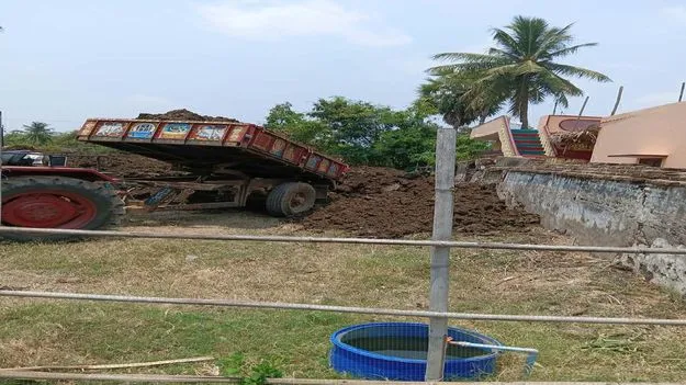 మట్టి కొట్టేస్తున్నారు