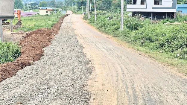 ఆగిన లగిశపల్లి రోడ్డు పనులు 