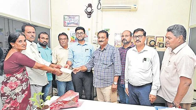 తెలంగాణ కారు విజేతకు చెక్కు అందజేత 