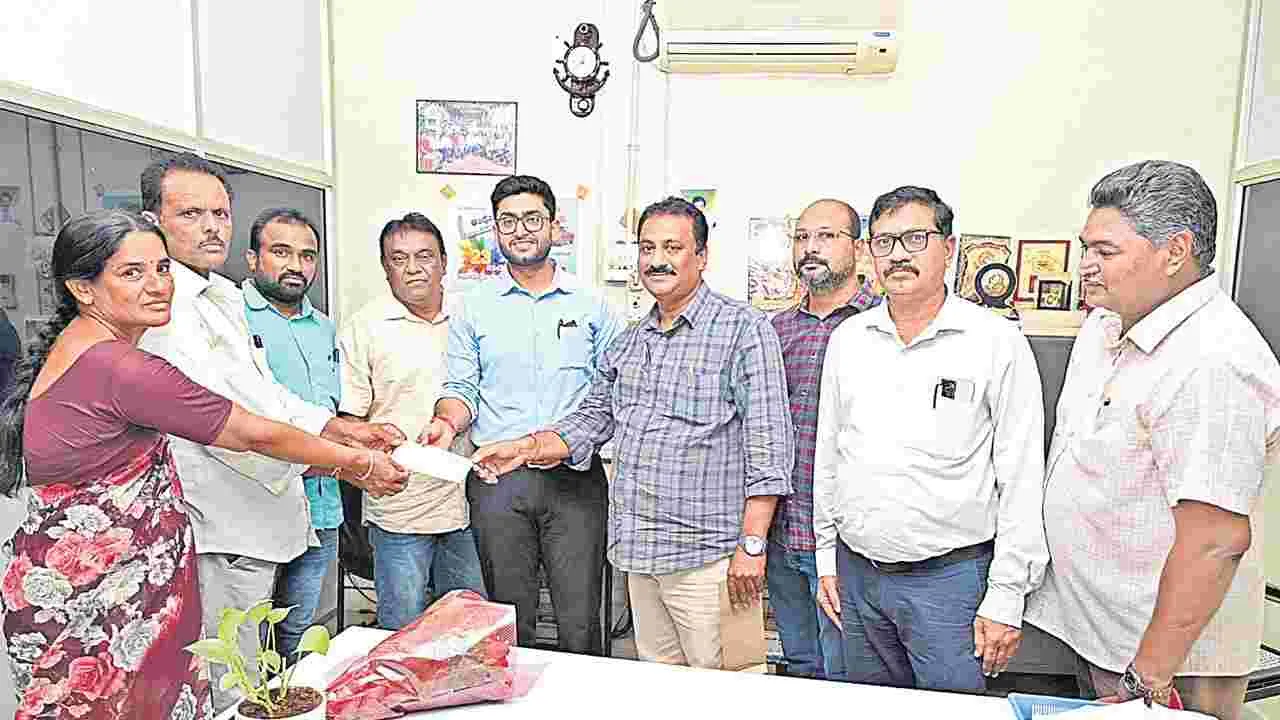 తెలంగాణ కారు విజేతకు చెక్కు అందజేత 