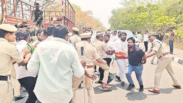 Etela Rajender: ఎంపీ ఈటల ఇంటి వద్ద ఉద్రిక్తత 