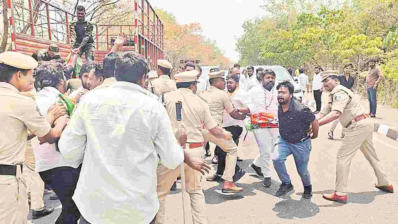 Etela Rajender: ఎంపీ ఈటల ఇంటి వద్ద ఉద్రిక్తత 