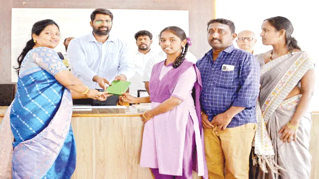 విద్యార్థులను అభినందించిన సబ్‌ కలెక్టర్‌