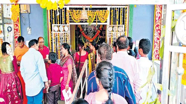 ముత్యాలమ్మ జాతర భక్తులతో కిటకిట 