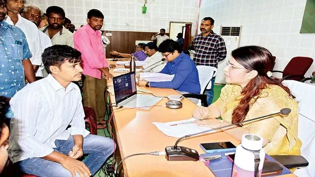 సమస్యలను  పరిష్కరించాలి