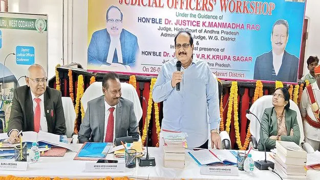 కేసులు త్వరితగతిన పరిష్కరించాలి 