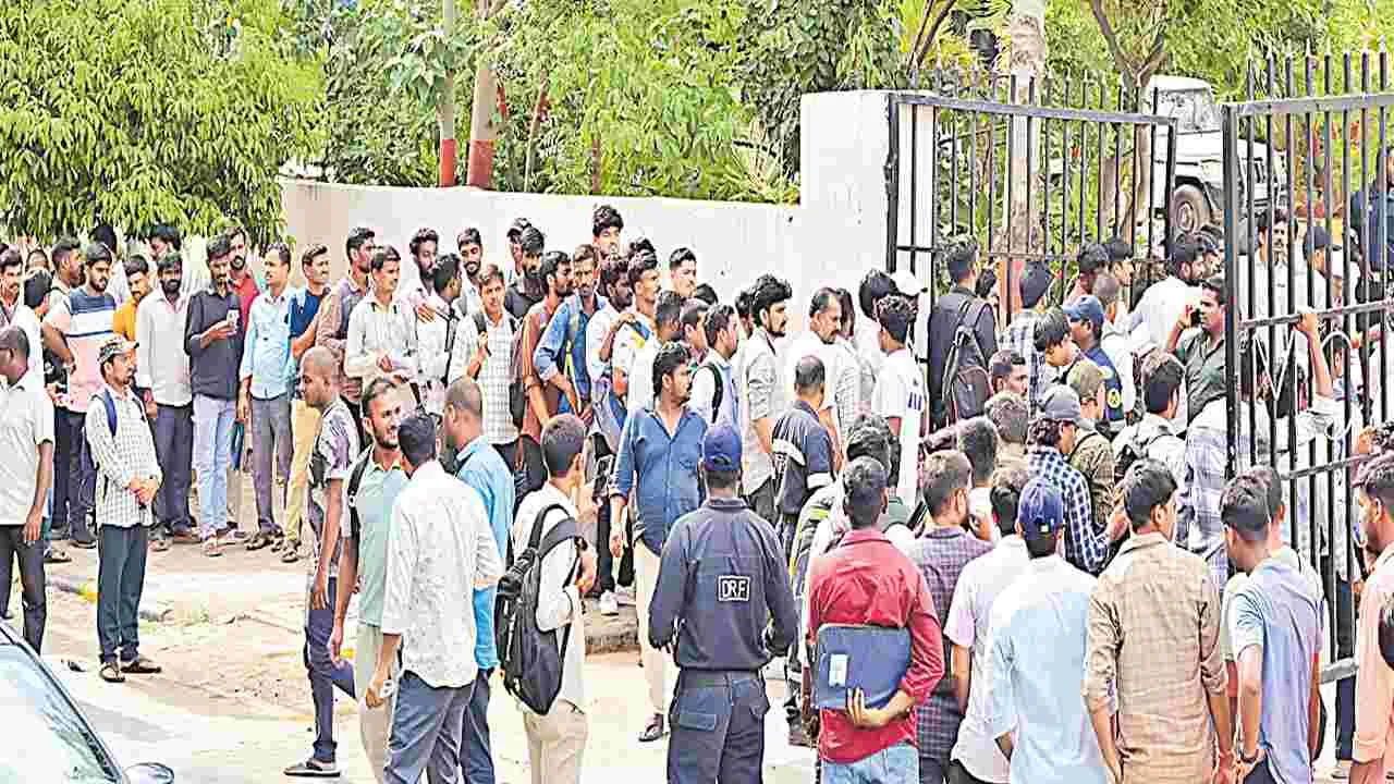 HYDRA: హైడ్రా ఉద్యోగాలకు  పోటెత్తిన నిరుద్యోగులు
