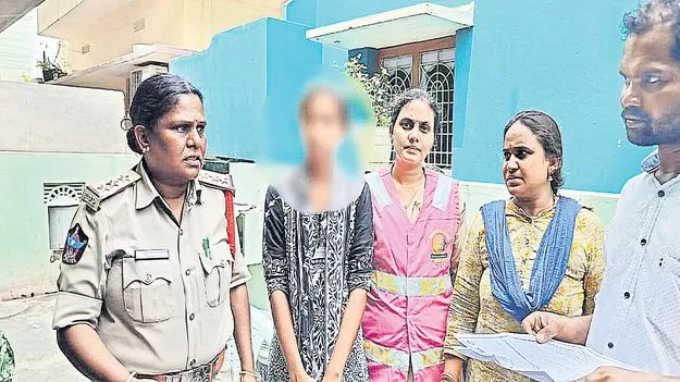 మూడు ముళ్లతో బాల్యం బందీ