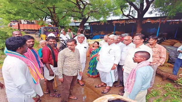 వర్షాలతో నష్టపోయిన రైతులను ఆదుకుంటాం