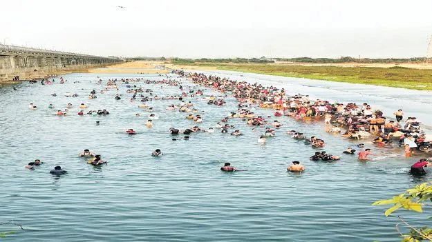 గోదావరిలో  స్నానాలు నిషేధం