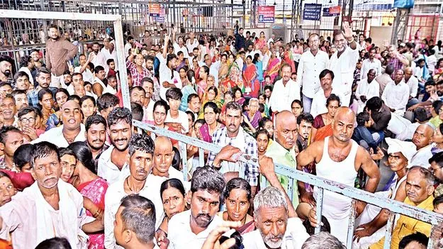 శ్రీశైల క్షేత్రానికిపోటెత్తిన భక్తులు 