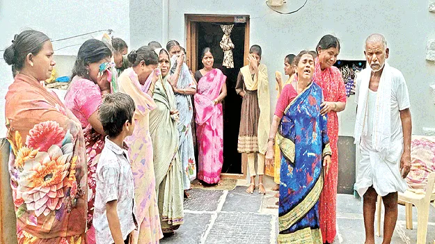 కడసారి చూపునకు నోచుకోలేకపోయాం