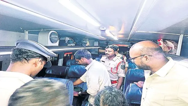 ఆర్టీసీ కాంప్లెక్స్‌లో పోలీసుల తనిఖీ  