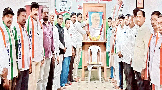 నెహ్రూకు ఘన నివాళి