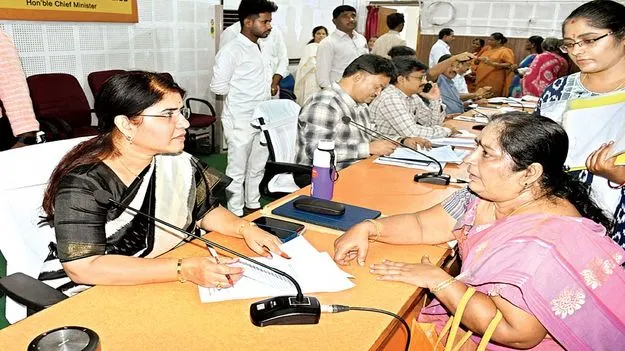 రీ ఓపెన్‌ దరఖాస్తులను పరిష్కరించండి: కలెక్టర్‌