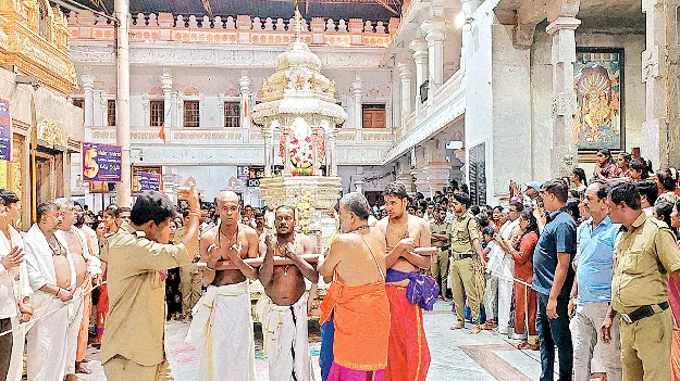 వెండి రథంపై ప్రహ్లాదరాయలు