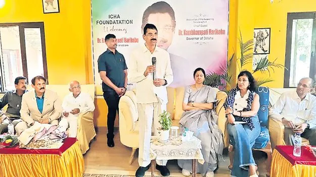 సమాజ సేవకులను ప్రోత్సహించాలి