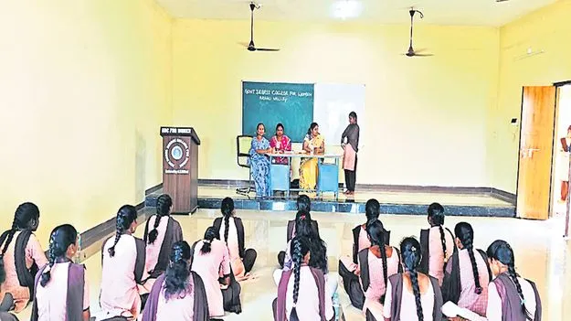 డిగ్రీకి వచ్చినా నేల చదువులే..