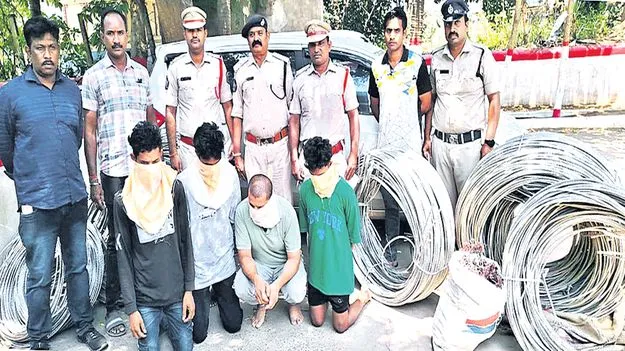 విద్యుత్‌ వైర్ల దొంగల అరెస్టు