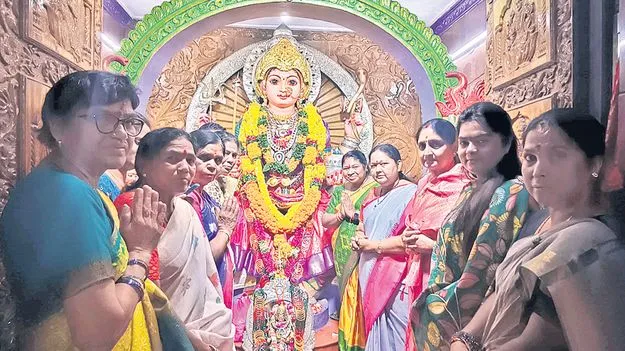 మోదకొండమ్మ సన్నిధిలో స్పీకర్‌, డిప్యూటీ స్పీకర్‌ సతీమణులు