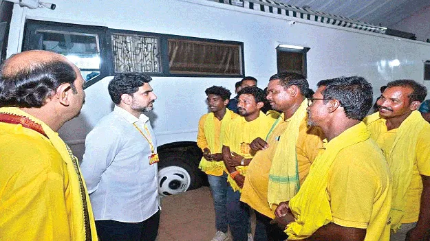 చంద్రబాబును కలిసిన సిక్కోలు సైకిల్‌ యాత్రికులు