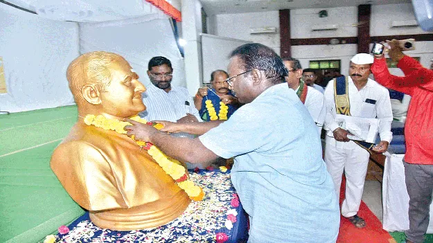 NTR's birthday is celebrated with great enthusiasm. సందడిగా ఎన్టీఆర్‌ జయంతి