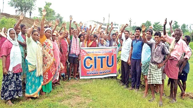 ఉపాధి బిల్లులు చెల్లించాలని నిరసన 